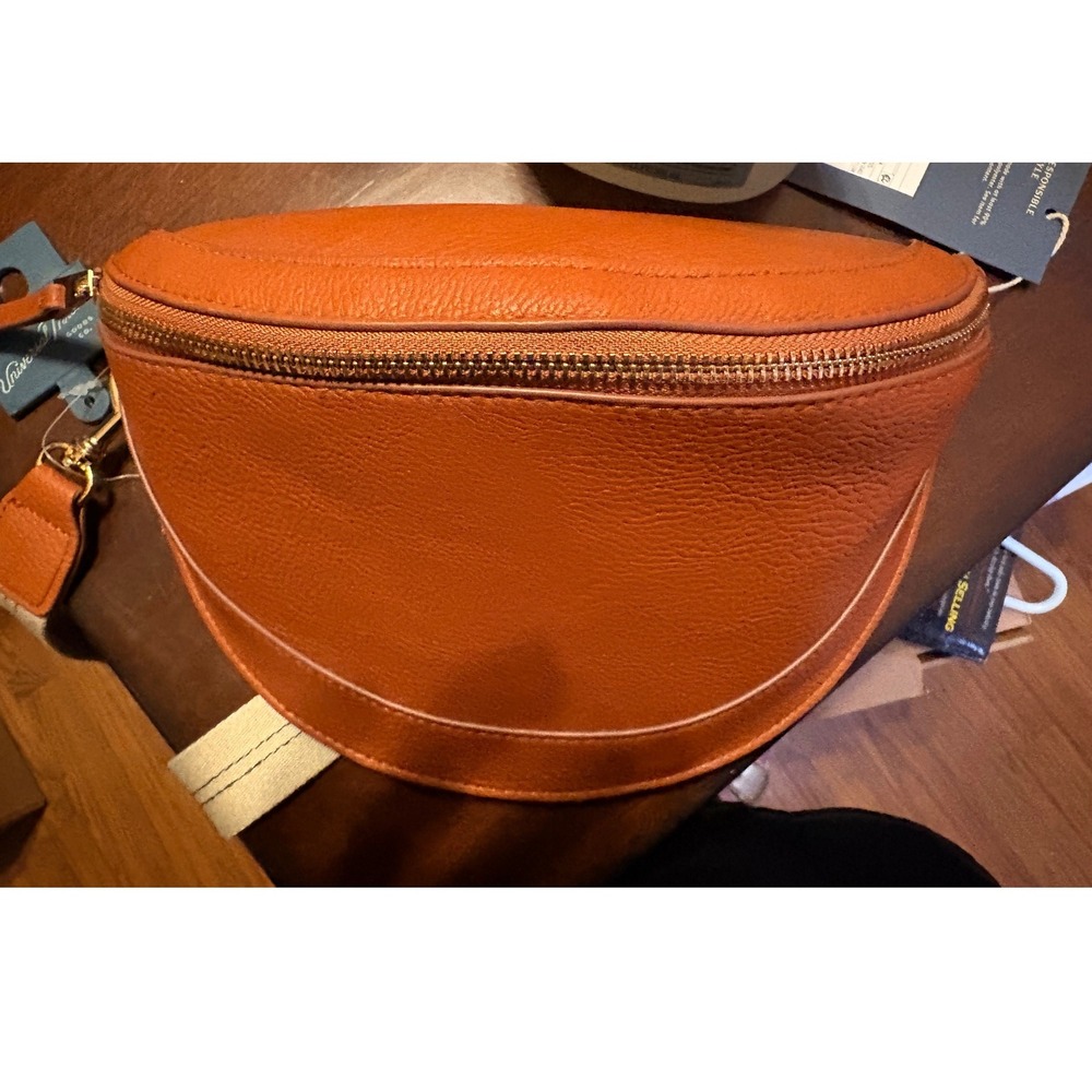 Universal Thread Fanny Pack Women OS Brown New Crossbody Sling Bag Crescent - Picture 3 of 3
